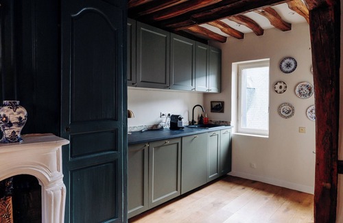 Quartier Vieux Marche-Cathedrale Apartment | Le Cotin Bleu. Duplex. Old Market. Sleeps 4/6