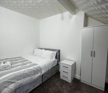 Middlesbrough Hotel | Le Crescent Rooms, Room Stays
