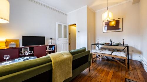 Faubourg North Apartment | Le Darcy d'Hugo Train station 2 minutes away