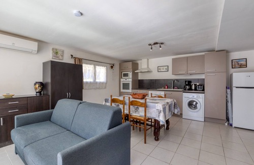 Montagnac Villa | Le Jardin de Benjamin: Comfortable Apartment with Pool