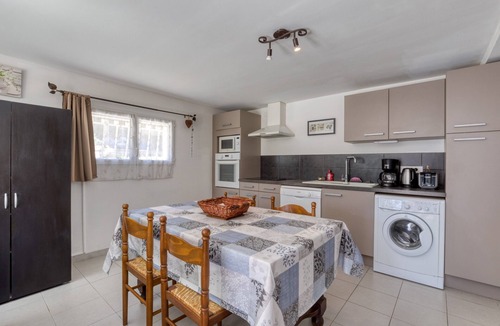 Montagnac Villa | Le Jardin de Benjamin: Comfortable Apartment with Pool
