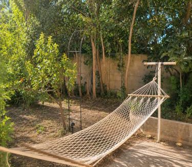 Raphele-les-Arles Apartment | Le jardinet d'Emma - Jacuzzi privé, Jardin au calme entre Arles, Camargue et Alpilles avec parking gratuit