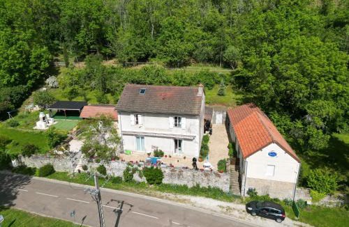 Saint-Sernin-du-Plain House | Le Logis Autonome, chambre d'hôtes