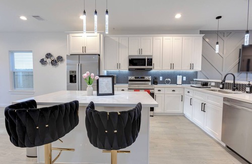 Foster Place House | Lé Luxe Maison! Upscale 3 BR 2.5 BA Medical Center/Downtown Houston -Gated-