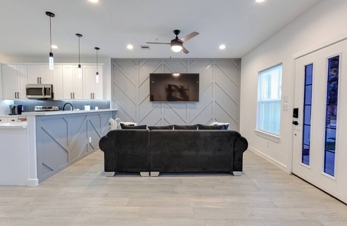 Foster Place House | Lé Luxe Maison! Upscale 3 BR 2.5 BA Medical Center/Downtown Houston -Gated-