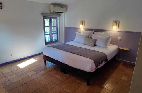 Chantemerle-les-Grignan Hotel | Le Mas des Laurels