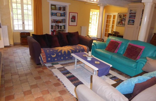 Rognonas House | Le Mas-sleeps 8, 4bdrm, 4bathrm Self-Catering Farmhouse in the Heart of Provence