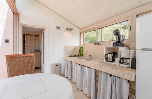 Bedoin Apartment | Le P'tit Chalet: shared pool, shared garden, and Wi-Fi