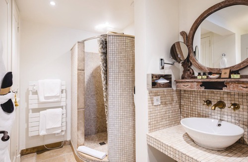 Gordes Hotel | Le Palais D'Aglaé