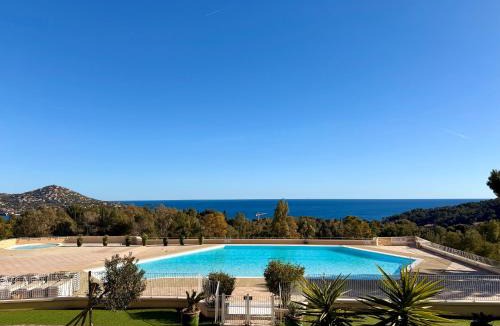 La Celle-sous-Gouzon Apartment | Le Panoramique Cap Esterel vue mer