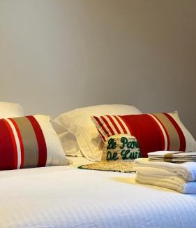 La Roche-Guyon House | Le Paradis de Lucile - Vue de rêve - La Roche Guyon - Paris 1h - Giverny 10 mn - 12 personnes - 5 chambres - 3 sdb - pétanque - babyfoot - balançoires - ping pong - tennis- cuisine ultra équipée - borne électrique