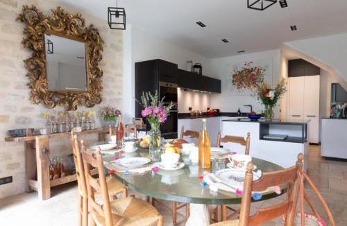 La Roche-Guyon House | Le Paradis de Lucile - Vue de rêve - La Roche Guyon - Paris 1h - Giverny 10 mn - 12 personnes - 5 chambres - 3 sdb - pétanque - babyfoot - balançoires - ping pong - tennis- cuisine ultra équipée - borne électrique