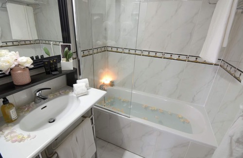 Quartier Sainte-Marguerite Hotel | Le patio Bastille