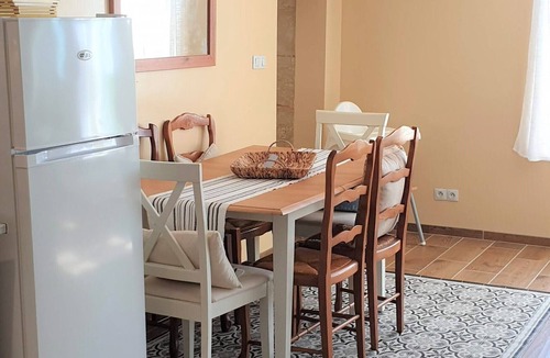 Saint-Thomas-de-Conac Cottage | Le Petit Pas Gite in a tranquil setting surrounded by vineyards and sunflowers