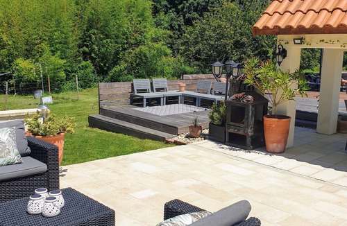 Saint-Thomas-de-Conac Cottage | Le Petit Pas Gite in a tranquil setting surrounded by vineyards and sunflowers