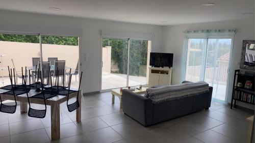 Caromb House | Le petit NiCe