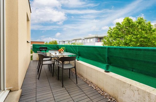 Poteries Apartment | Le Petit Oranger - Lumineux, Balcon & Parking