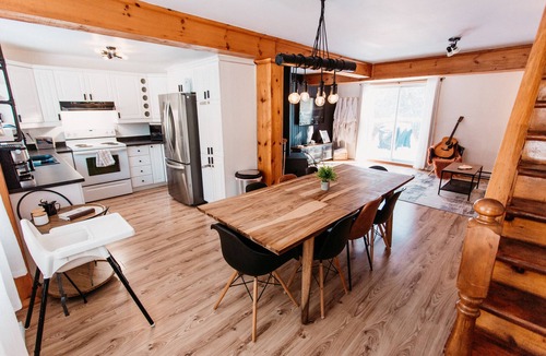 Labelle Ski Chalet | Le Petit Renard - Waterfront Retreat with Hot Tub, 45 min to Mont-Tremblant!