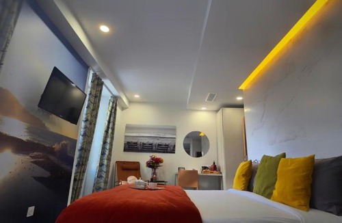 Jean-Medecin Hotel | Le Petit Trianon et le Charme des Suites