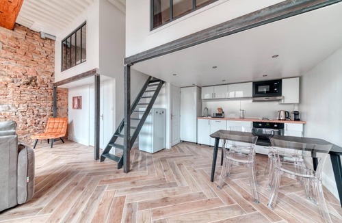 Griffon - Royale Apartment | Le Pouteau: Authentic Charm, 2-Bedroom Apartment in Croix Rousse