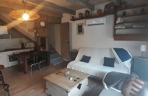 Saint-Julien-de-Coppel House | Le Pressoir, charming little house of 65m2 restored in an old wine press.