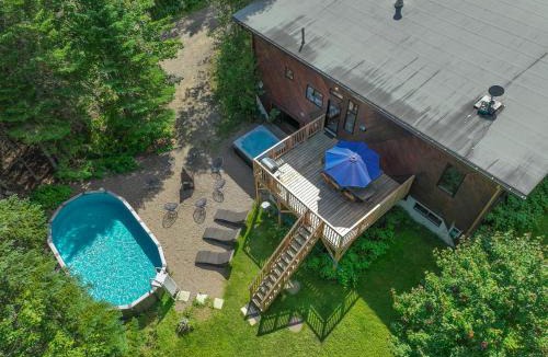 Val David Ski Chalet | Le Sculptural Spa, billiards, firepit & pool