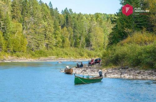 Bonaventure Regional County Municipality House | Le Singing Salmon de Bonaventure - Chalet autonome Bord de rivière - Gaspésie