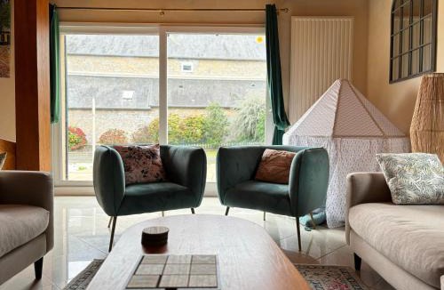 Commes House | Le So Art, grande maison 4 chambres, terrain de pétanque, grand jardin clos, flipper, babyfoot, jeux Arcade, ping pong,1 km mer, proche golf, Port en Bessin, Bayeux et plages du débarquement, adaptée enfants