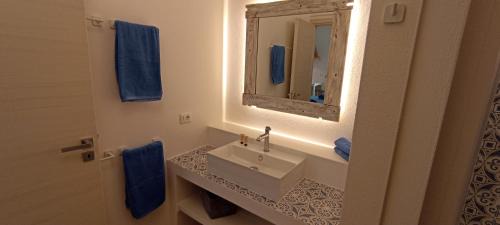 Le Castella House | Le Stanze a Le Castella sul mare Camere nuove in stile mediterraneo