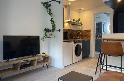 Eyrans Apartment | Le Studio bleu à 10 min de Blaye - climatisé