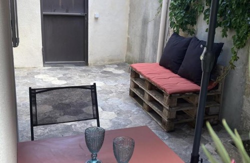 Cadereau Apartment | Le studio D'auguste- Cœur de Nîmes-chaleureux-emplacement idéal