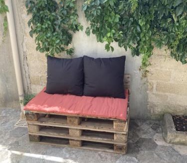 Cadereau Apartment | Le studio D'auguste- Cœur de Nîmes-chaleureux-emplacement idéal
