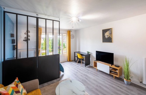 Evreux Apartment | Le studio epure du commandant