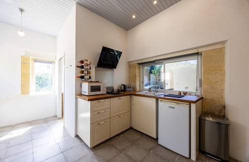 Saint-Germain-Du-Puch Apartment | Le Studio – Château Le Noble: Tranquility Among the Vineyards