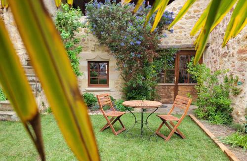 Vic-le-Comte Apartment | Le Studio Pittoresque - Piscine, Extérieur