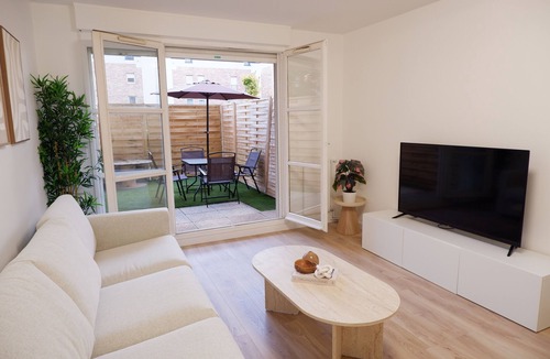 Courcouronnes Apartment | Le Sully Terrasse - 5min from RER station