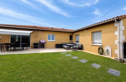 Chasseneuil-du-Poitou House | Le temps d'un séjour Villa 12 pers avec Piscine