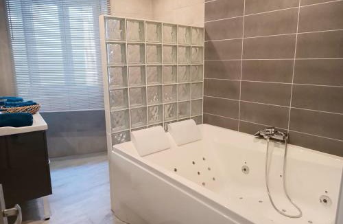 Saint-Jean-de-Crieulon Apartment | Le Temps Suspendu/Balnéo/Sauve