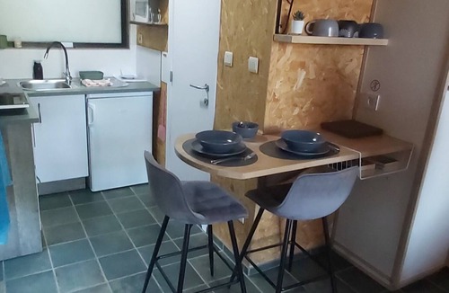 Aiseau-Presles Bed & Breakfast | "Le tiny de Laly " 2025 at 12 min airport Charleroi .-wifi -garden-air conditioner.