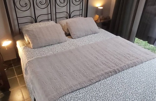 Aiseau-Presles Bed & Breakfast | "Le tiny de Laly " 2025 at 12 min airport Charleroi .-wifi -garden-air conditioner.