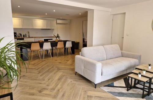 Lagnieu Apartment | Le Zénith - Entièrement Climatisé - 3 chambres, 3 salle de bain - 8 pers max - Local à vélos - Réservation à la chambre possible