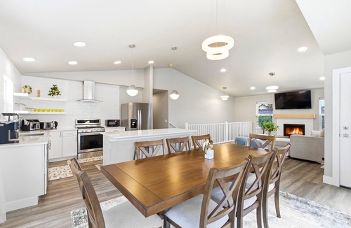 Sand Lake House | LE11: 4-bedroom 3full bathroom house in gorgeous Anchorage neighborhood