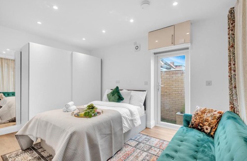 London Borough of Ealing Apartment | Leaf & Lounge - Free Parking , En-Suite, Near Wembley