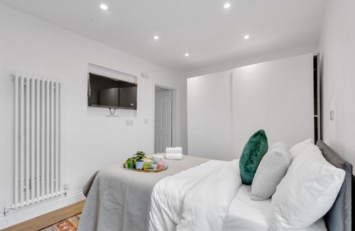 London Borough of Ealing Apartment | Leaf & Lounge - Free Parking , En-Suite, Near Wembley