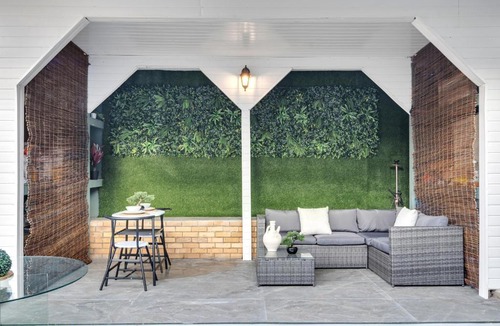 London Borough of Ealing Apartment | Leaf & Lounge - Free Parking , En-Suite, Near Wembley