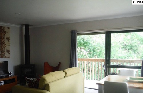Raglan House | Leafy & private Raglan hideaway