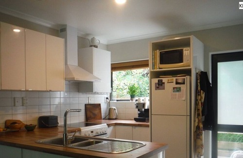 Raglan House | Leafy & private Raglan hideaway