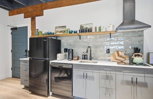 Downtown Jacksonville Apartment | Leafy Studio at the Raven Pool OnSite Parking