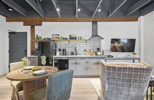Downtown Jacksonville Apartment | Leafy Studio at the Raven Pool OnSite Parking