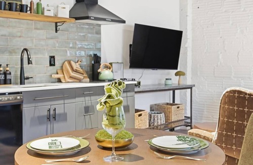 Downtown Jacksonville Apartment | Leafy Studio at the Raven Pool OnSite Parking